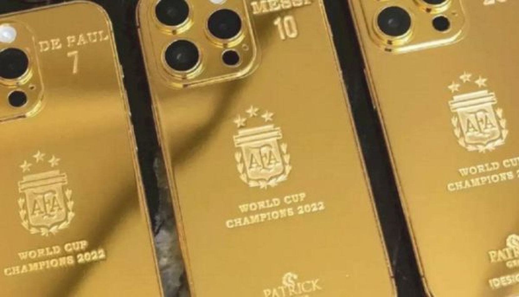 Messi compró 35 Iphone 14 con fundas de oro y se los regaló a sus compañeros de la Selección