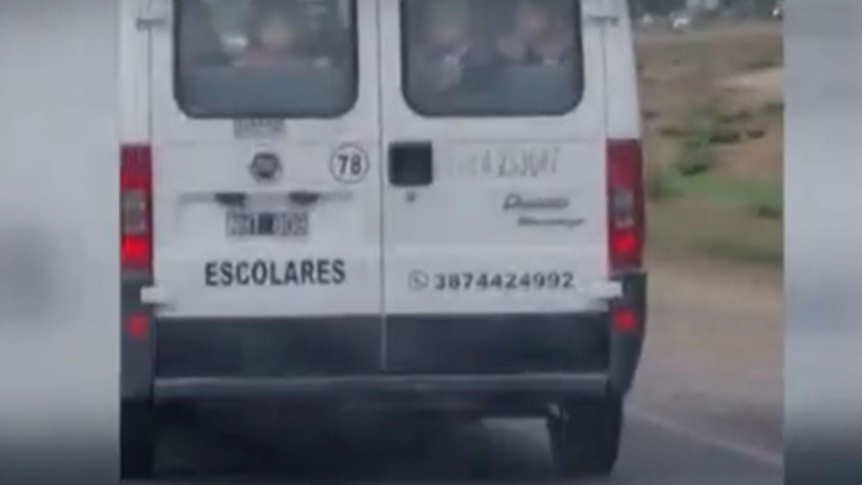 Un peligro: así llevan a nenes en una trafic por Salta
